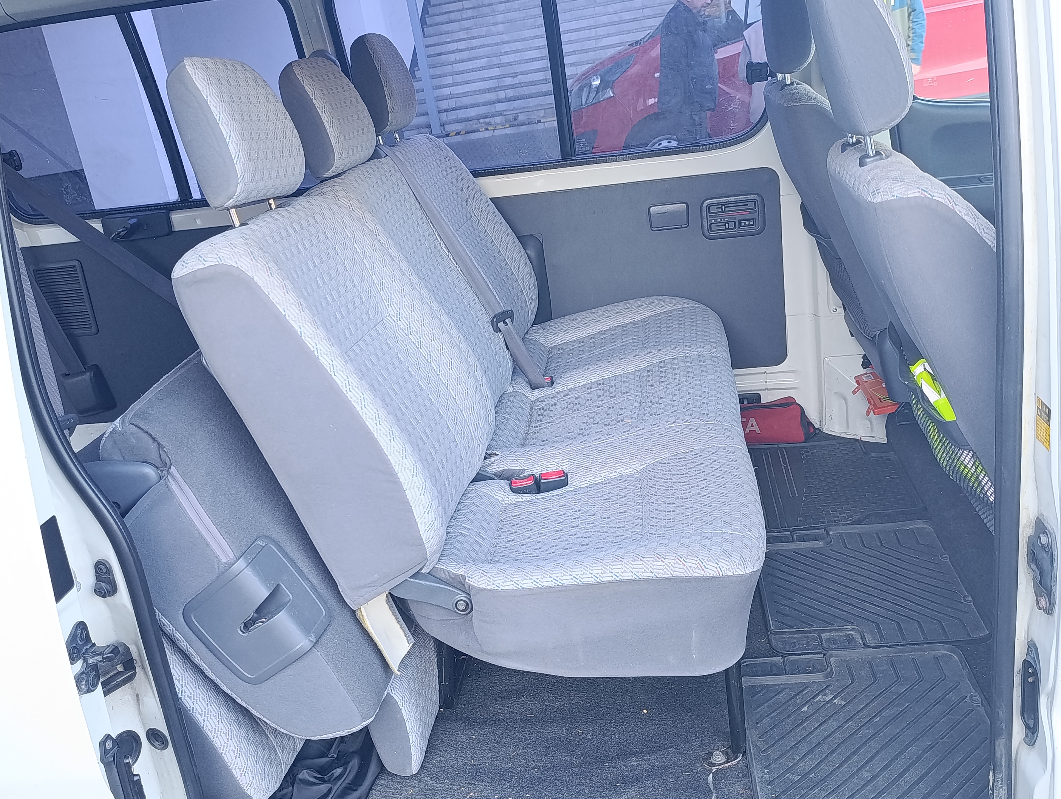 21102026 UNIZA toyota hiace 6