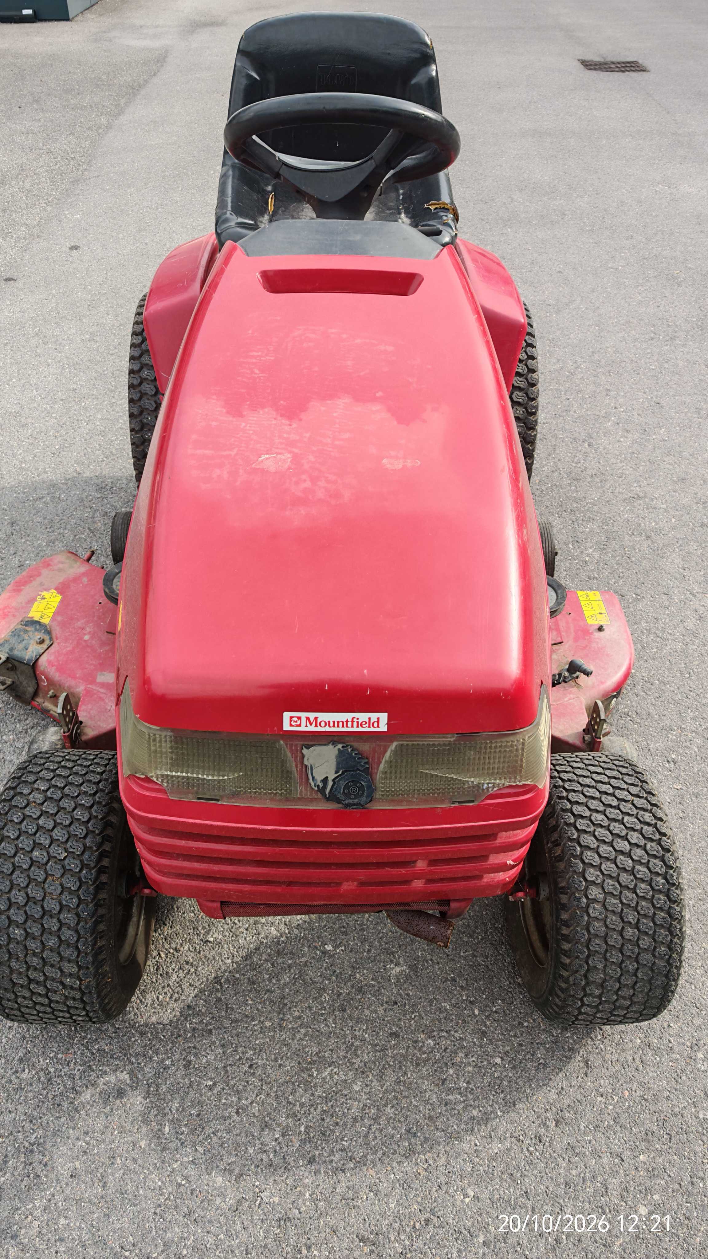 21102026 UNIZA traktor toro s kosackou 1